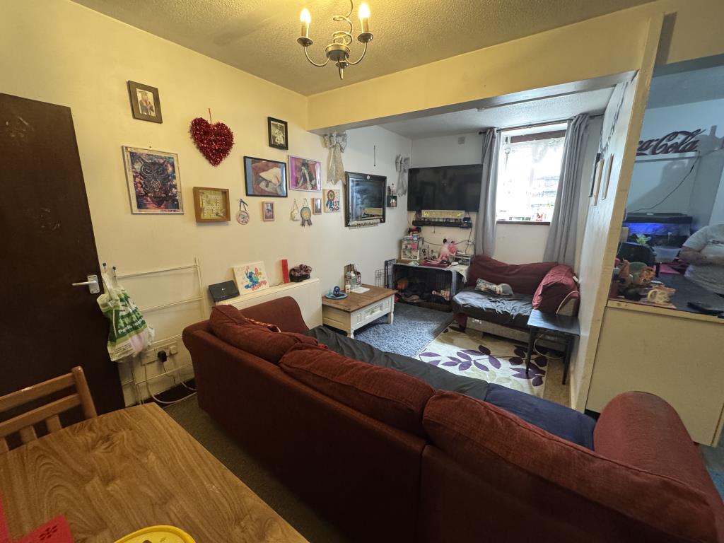 Lot: 140 - PROPERTY ARRANGED AS TWO FLATS - First floor flat living room